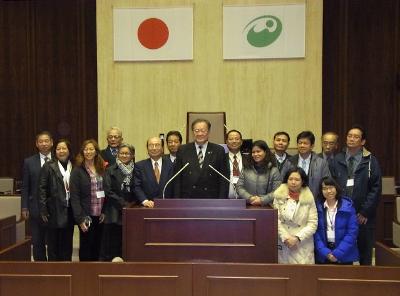 写真：NGO健康都市活動支援機構国際交流プログラム　市議会議場にて