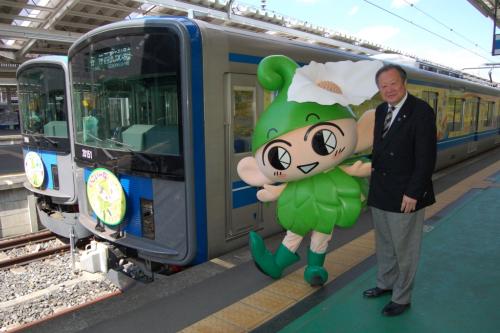 写真：西武球場前駅ホームにて、いこいーなトレインの前で