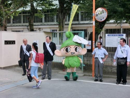 「あいさつ運動」栄小学校にて