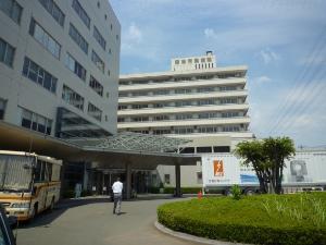 写真：熊本市にて、建物設備に損傷を受け、耐震基準を満たす新館等で外来診療を行う熊本市民病院