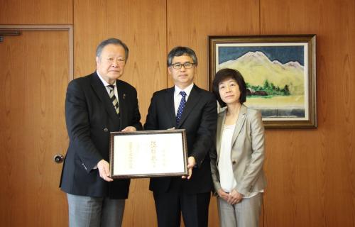 写真：故・新井繁雄氏叙位伝達