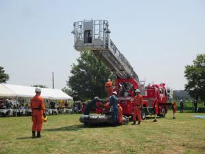 消防隊によるはしご車を使用した訓練