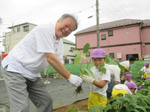 写真：収穫体験を楽しむ子どもたちと市長1