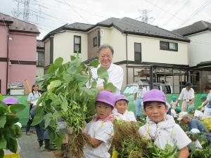 写真：収穫体験を楽しむ子どもたちと市長2