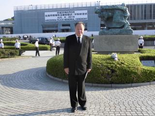 写真：平和祈念式会場前にて