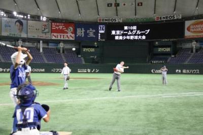 写真：オール西東京の選手と始球式を行う市長