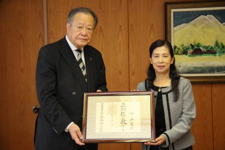 写真：故・中山寛子氏位記伝達