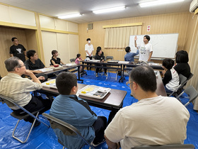 画像：石について話を聞いている様子