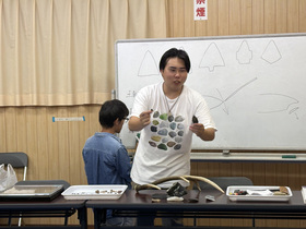 画像：石について話を聞いている様子