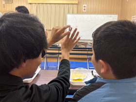 画像：石を観察する様子