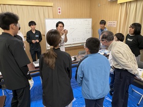 画像：石器作りを教わる様子