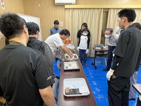 画像：石器作りを教わる様子