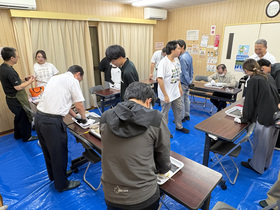 画像：石器作りをする様子