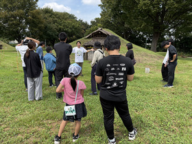 画像：下野谷遺跡散策の様子