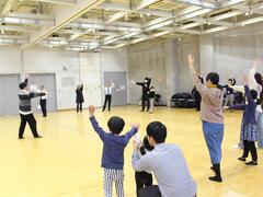 阿波踊りをしている写真
