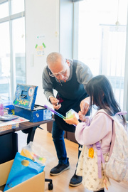 写真：おもちゃ販売の様子