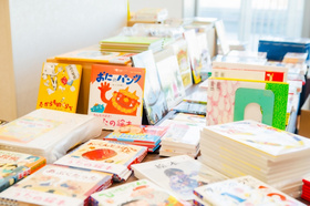 写真：書籍販売の様子