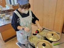 画像：つけ汁を作っている様子