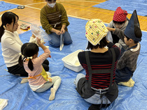 画像：うどんを捏ねている様子