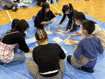 画像：うどんを伸ばしている様子