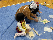 画像：うどんを伸ばしている様子