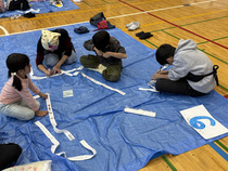 画像：ハチマキをデコレーションしている様子