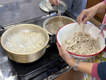 画像：うどんを茹でている様子