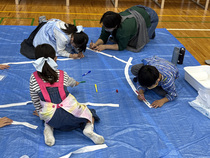 画像：ハチマキをデコレーションしている様子