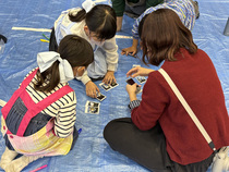 画像：チェキを配布している様子