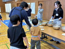 画像：配膳している様子