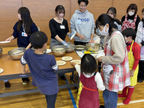 画像：配膳している様子