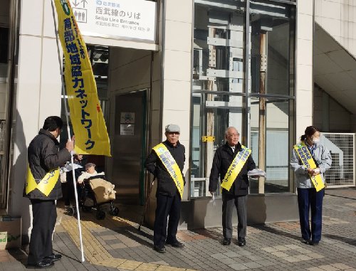 （写真）西武柳沢駅南口での様子2