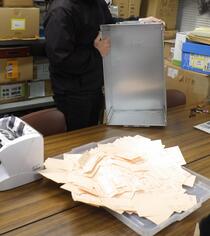 事務局での開票作業