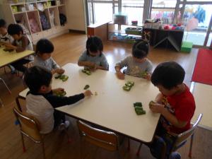 ピーマンの種をとる子どもたち