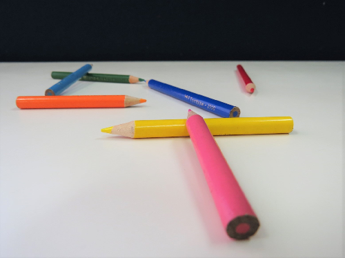写真；数本の色鉛筆が転がっている