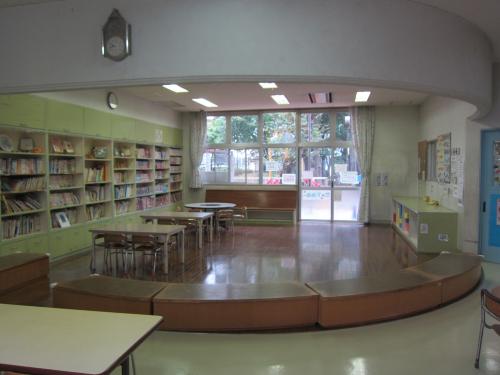 写真;オープンルーム(図書室)