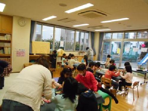 写真;集会室・図書コーナー