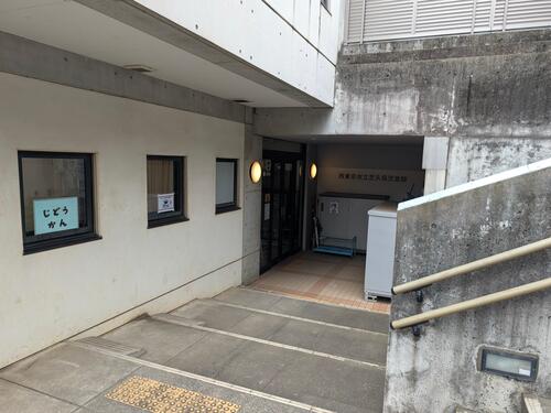 写真;階段を降りると見える児童館の入口